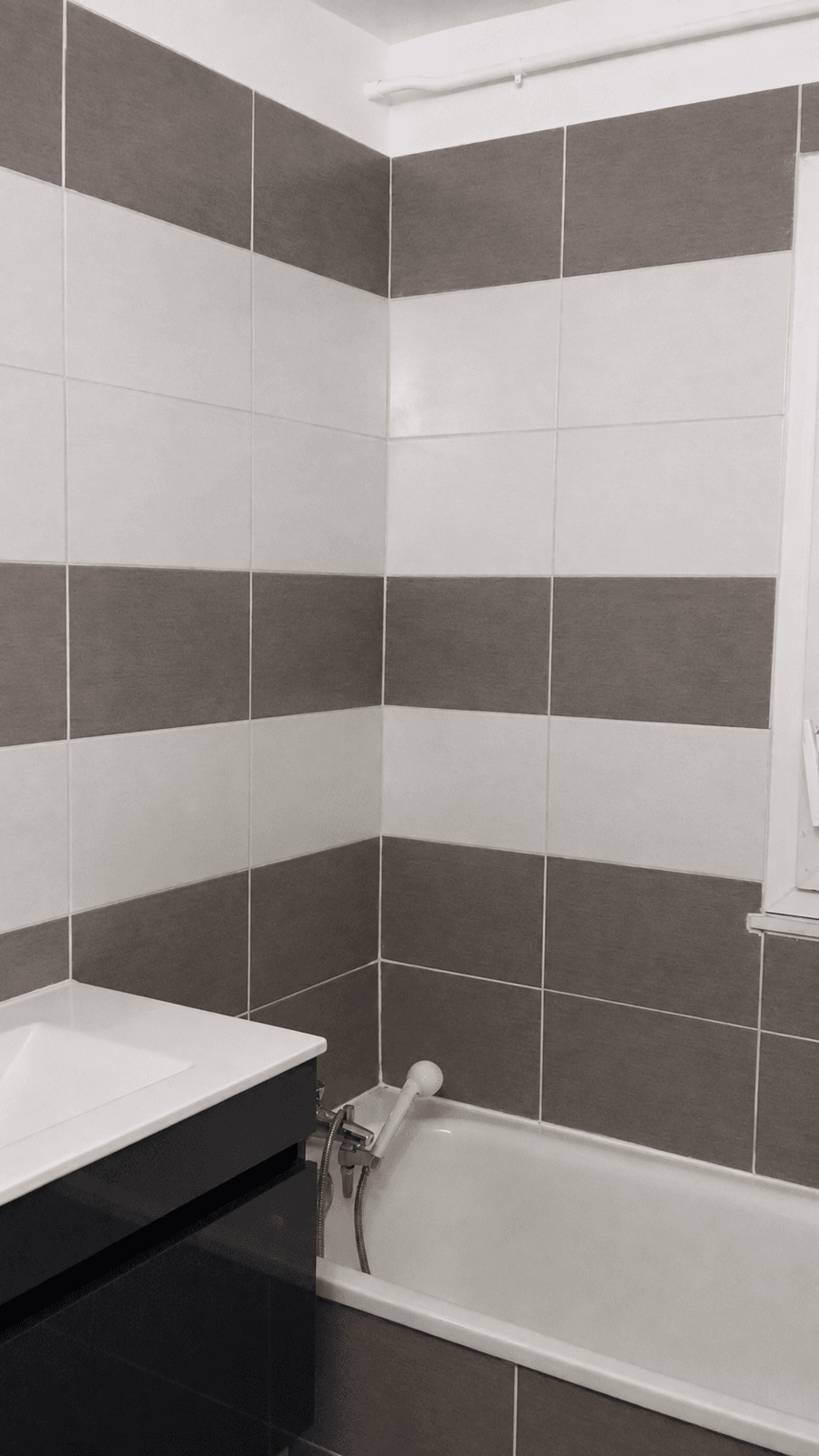 Baignoire carrelée bicolore — après