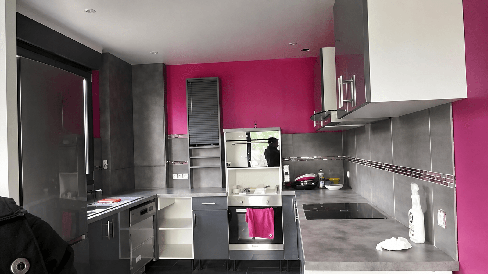 Cuisine fuchsia sur mesure — après