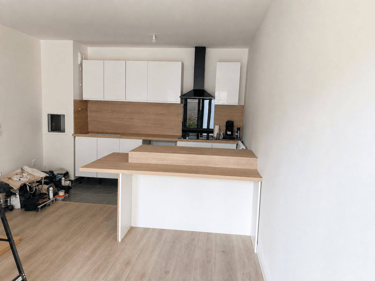 Cuisine bois & blanc livrée — après