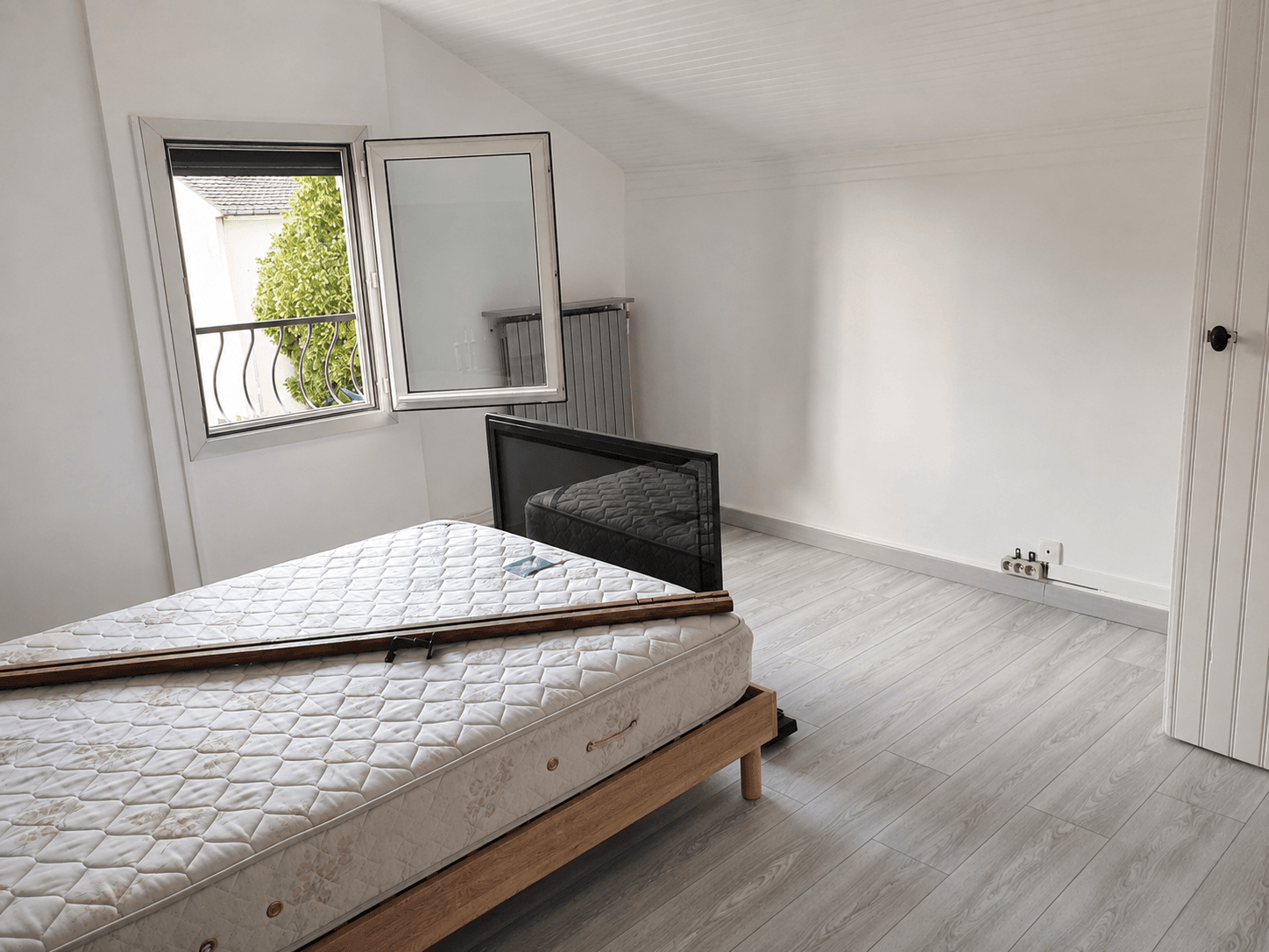 Chambre avec parquet clair — réalisation Clean Rénov Express