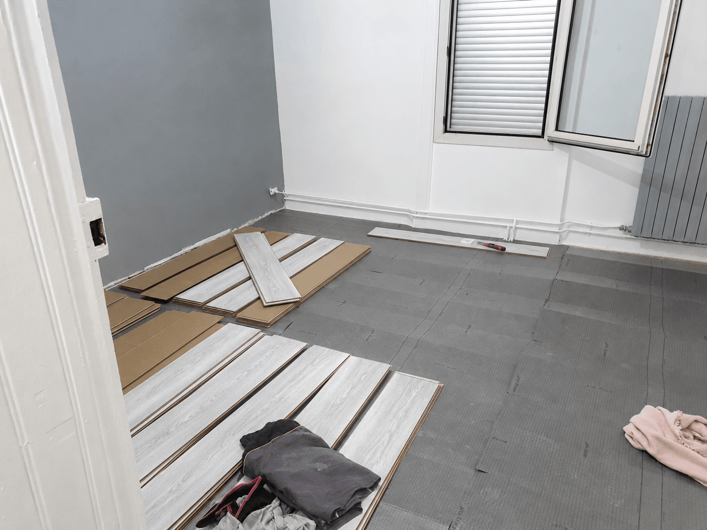 Chambre avec parquet clair — avant