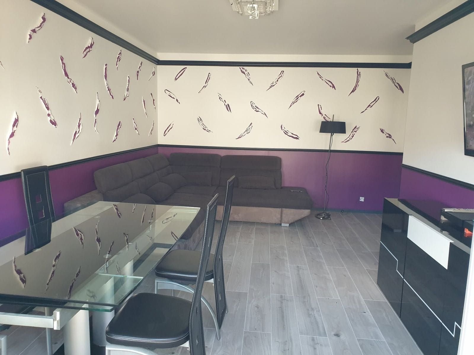 Salon violet & noir livré — après